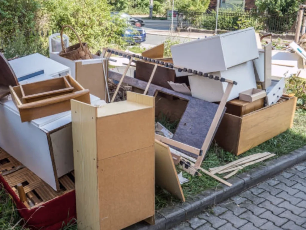 junk-removal-indianola-luis-lawn-care-furniture-hauling